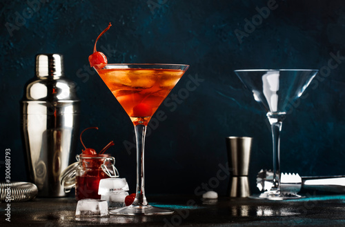 Cuadros en Lienzo Classic alcoholic cocktail Manhattan with bourbon, red vemuth, bitter, ice and c