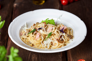 spaghetti with mushrooms and ham in cream sauce