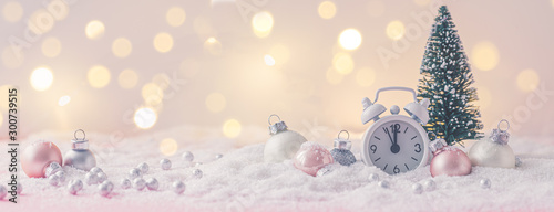 Fotografía Pink and White glass Christmas balls with an alarm clock on a snowflake and ligh