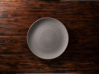 mesa y plato cenital sobre mesa de roble. table and zenith plate on oak table.