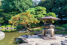 日本庭園の石灯籠