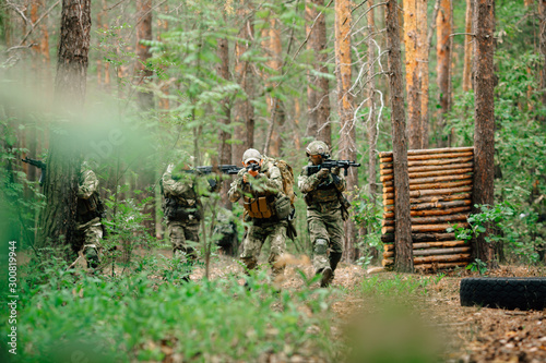 Fotomural Soldiers in a combat situation. Men play airsoft.