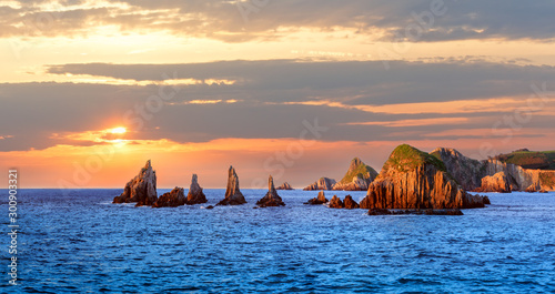 Cuadros en Lienzo Sharp islets near Gueirua beach, Asturias, Spain