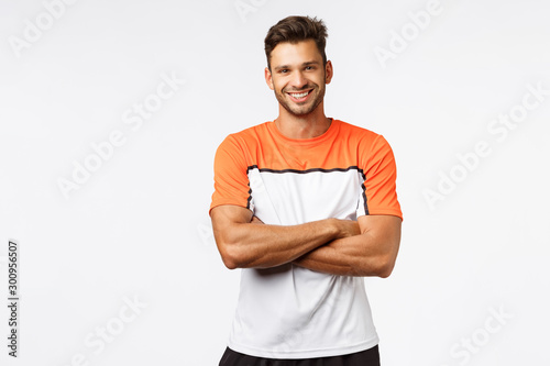 Cuadros en Lienzo Handsome smiling man bodybuilder, cross arms over chest, wear sport t-shirt, activewear