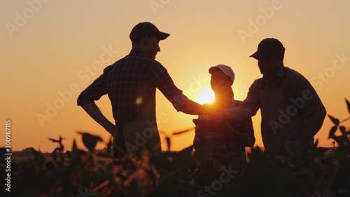 Fotografía A group of farmers in the field, shaking hands