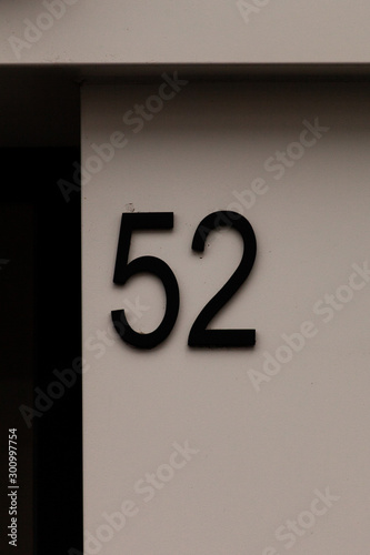 Fotografía black number 52 on white wall