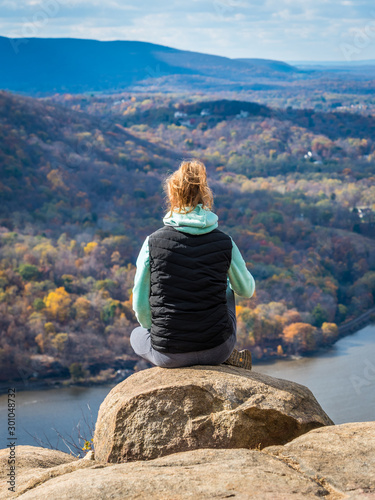 Fotomural Teenage girl sits on the cliff of Breakneck Ridge trail