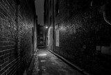 Fototapeta Uliczki - eerie old back street at night