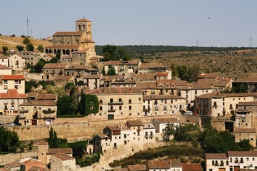 Iglesia de San Salvador en un pueblo medieval de Sepúlveda (Segovia, España).