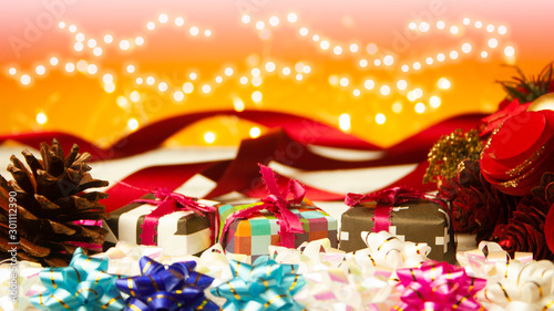 クリスマス背景 折り紙のプレゼントとクリスマスリースとリボン Stock Photo Adobe Stock クリスマス背景 折り紙のプレゼントとクリスマスリースとリボン Stock Photo Adobe Stock