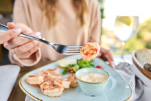 Grilled Argentine Shrimp With Mango-jalapeno Sauce. Lunch In A Restaurant, A Woman Eats Delicious And Healthy Food. Delicious Fresh Seafood Prawns With Fresh Vegetables And Lime. Cream Sauce