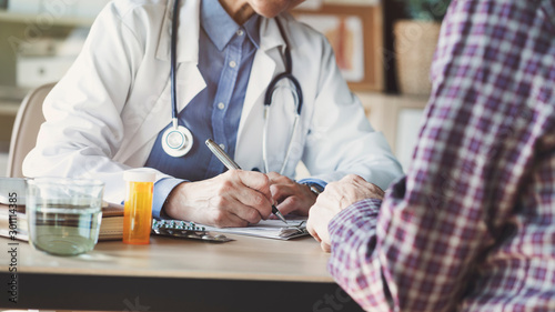 Fotomural Doctor with patient in medical office