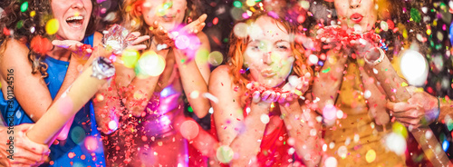 Cuadros en Lienzo Young friends having party throwing confetti - Young people celebrating on weeke