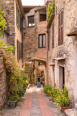  Vista del Borgo medievale Dolceacqua, Liguria, Italia