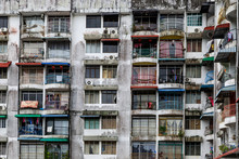 Alte Verfallene Hausfassade Von Einem Wohnblock In Asien	