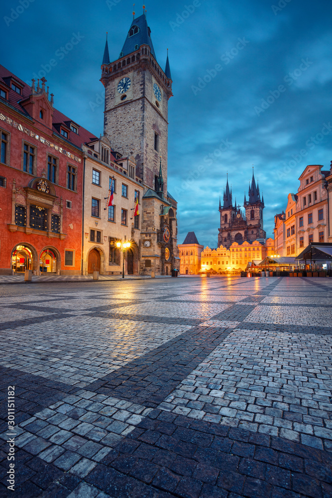 Prague, Czech Republic. Cityscape image of famous Old Town Square with the Prague Astronomical Clock and Old Town Hall during twilight blue hour.  - obrazy, fototapety, plakaty 