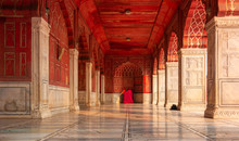 The Red Jama Mosque (Masjid Jahan Numa), Built In The 17th In Mughal Architecture, Is One Of The Largest Mosques In India