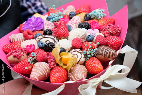 Fotografía A bouquet of chocolate covered strawberries with different toppings
