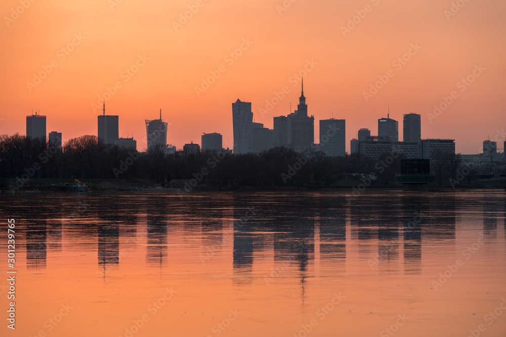 Panorama wieżowców w Warszawie podczas kolorowego zachodu słońca, odbicie w Wiśle, Polska - obrazy, fototapety, plakaty 