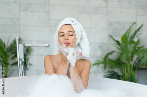 Cuadros en Lienzo Beautiful girl taking bath with bubble foam at home