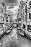 Fototapeta Londyn - Scenic view over a picturesque canal in Venice, Italy