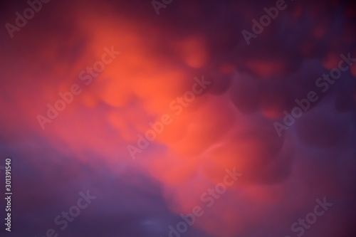Fotomural Unusual pink-purple mammatus clouds at sunset