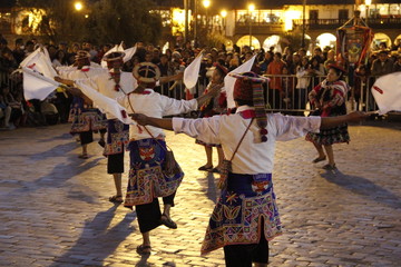 Cusco, Peru »; August 2017: Traditional dances in the main square of Cusco at night, photo detail to the dancers