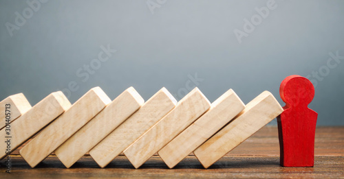 Fotomural Businessman stops domino falling