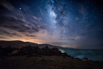 Bonito paisaje nocturno con muchas estrellas