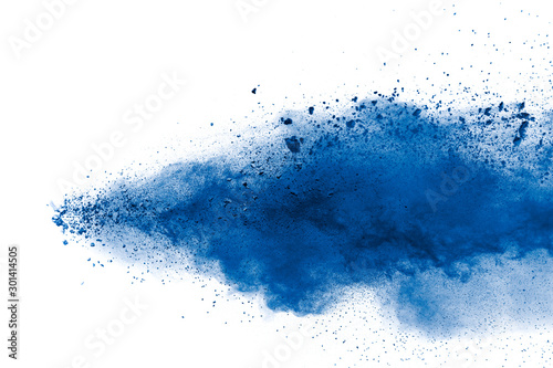 Dekoracja na wymiar  niebieski-kolor-chmury-wybuchu-proszku-na-bialym-tle-zblizenie-niebieskich-czastek-pylu-plusk