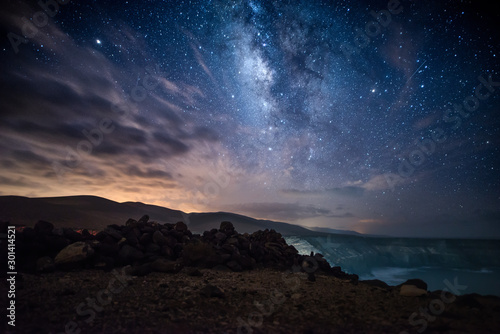 Fotomural Bonito paisaje nocturno con muchas estrellas
