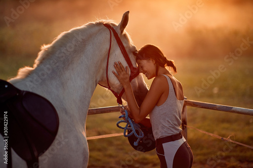 Fotomural Girl love hourse. Woman and her horse on a sunset.