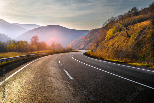 Fotografía Highway in mountains in autumn evening