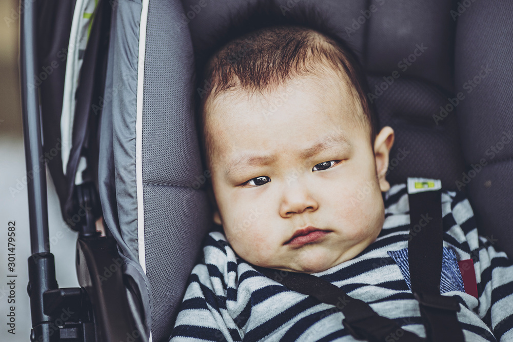 不機嫌な赤ちゃん Comprar Esta Foto De Stock Y Explorar Imagenes Similares En Adobe Stock Adobe Stock