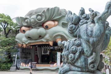 Wall Mural - 難波八阪神社、狛犬と獅子殿