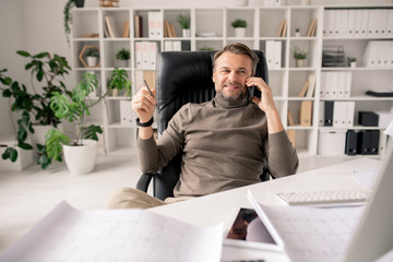 Poster - Cheerful mature architect or businessman with smartphone talking to client