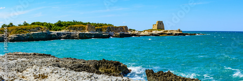 Fotografía Costa Pugliese durante una giornata ventosa con sullo sfondo un rudere (Salento)