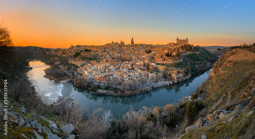 Fascinating panoramic view of sunset over the old town of Toledo and river Tajo. Travel destination Spain - obrazy, fototapety, plakaty 