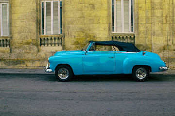 Wall Mural - old blue car, havana -cuba