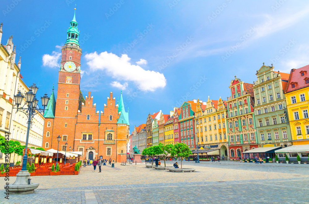 Old Town Hall building, row of colorful buildings with multicolored facade and street lamp on cobblestone Rynek Market Square in old town historical city centre of Wroclaw, Poland - obrazy, fototapety, plakaty 