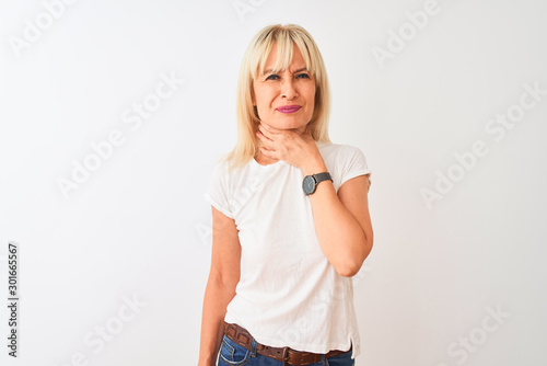 Fotografía Middle age woman wearing casual t-shirt standing over isolated white background