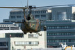 飛行する陸上自衛隊の多用途ヘリコプター