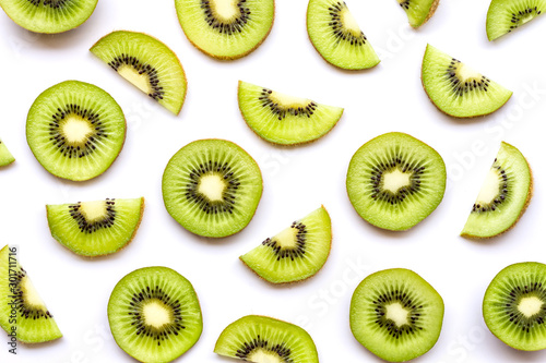 Photographie Fresh sliced of kiwi fruit isolated on white background