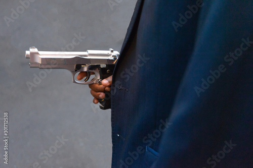 Fotografía Bandit black guy threatening with a gun to rob