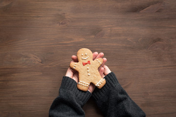 Canvas Print - Gingerbread man in hands