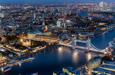 Fototapete - Blick auf die beleuchtete Skyline von London am Abend mit Tower Bridge und modernen Bürogebäuden entlang der Themse