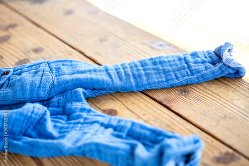 木のテーブルの上に脱ぎ捨てた青いズボン Stock Photo Adobe Stock