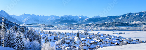 Fotografía herrlicher Sonnenschein im frisch verschneiten Allgäu