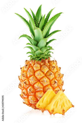 Dekoracja na wymiar  jeden-caly-ananas-i-dwa-plasterki-na-bialym-tle