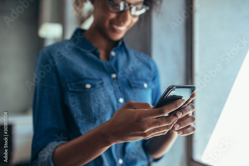 Fotomural Businesswoman using cell phone